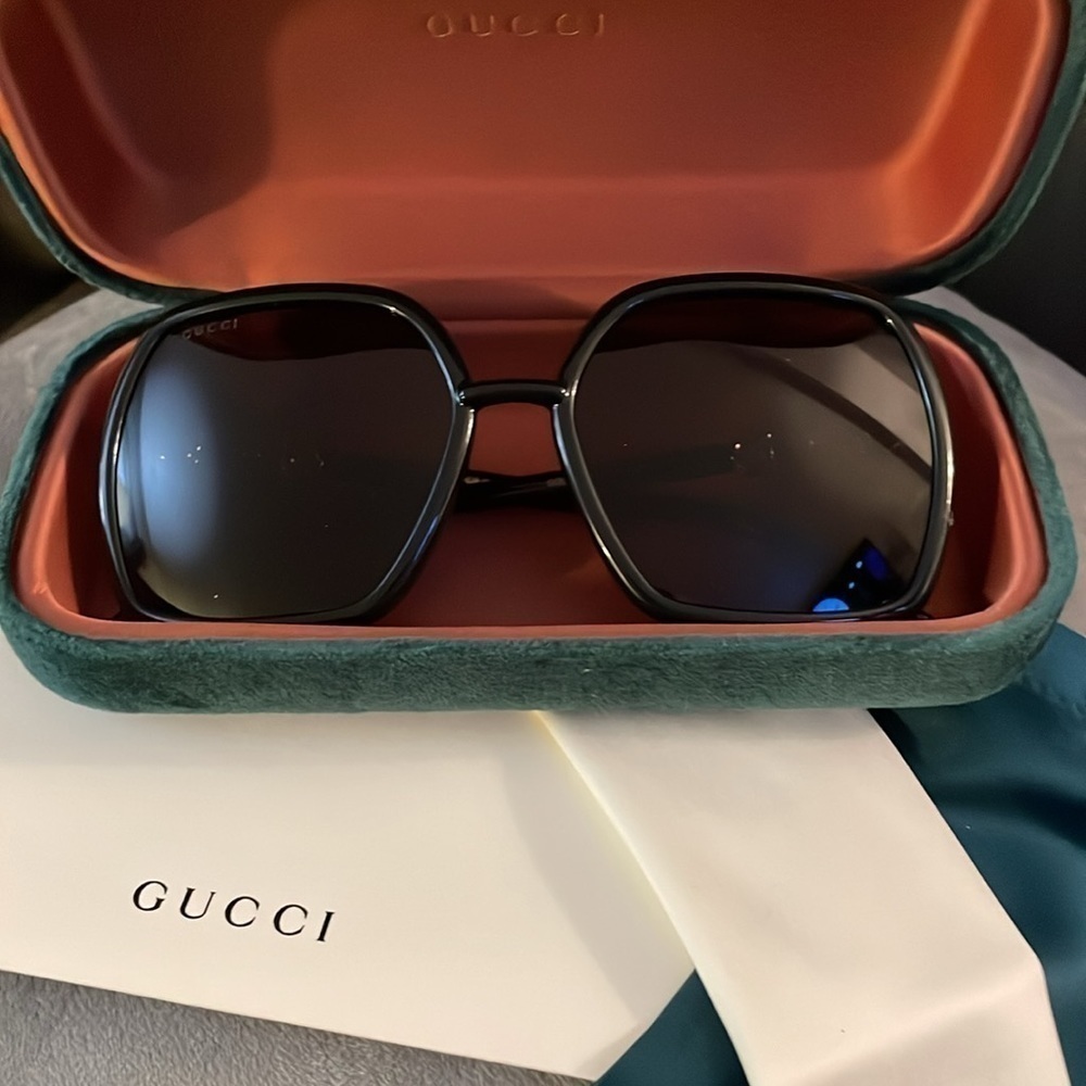 NWOT GUCCI BLACK OVERSIZED SUNGLASSES WITH PAPERWORK - Picture 3 of 7